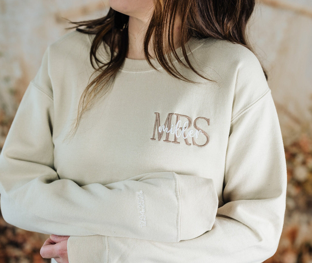 Embroidered Mr Mrs Sweatshirt, Custom Engagement Gift, Matching Sweatshirts for Couples, Gifts for Husband Wife, Wedding Gift, MRP97C X